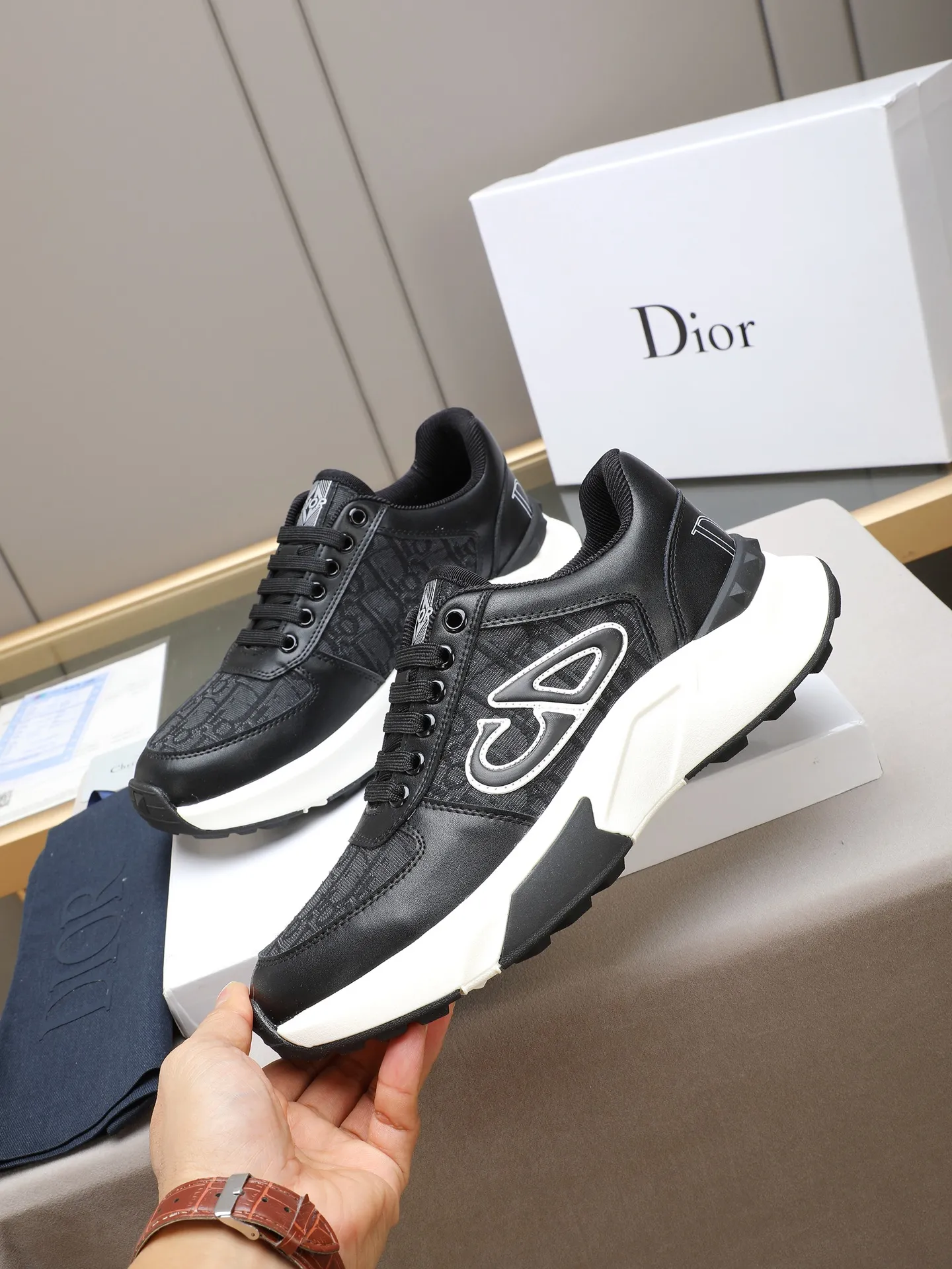 🆕🆕🆕Men's Shoes💰P440 Dior's avant-garde and versatile fashionable men's shoes are privately modeled, calfskin stitched with Dior's special waterproof fabric, fashionable, simple, stylish, eye-catching and classy. It will subvert old ideas and be a must-have for fashionistas who want to spend time with you! Must keep it for yourself! High and comfortable but low, high-end quality workmanship. Code number: 38-44 (45 customized) 4 colors for your choice [kiss][kiss][kiss]